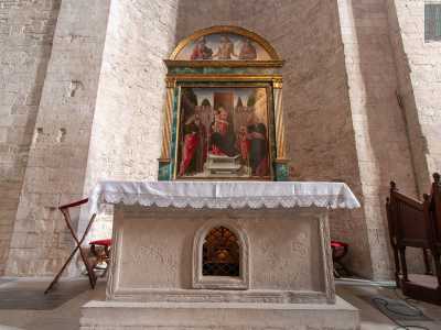 A destra e a sinistra del ciborio, negli absidi laterali, sono ospitati poi due altarini sormontati da due tele della met� del 400: si tratta di una tavola raffigurante la �Madonna col Bambino tra santi� di Bartolomeo Vivarini...